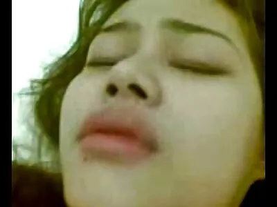 Menina adolescente magrinha se vídeo pornô de desenho masturbando