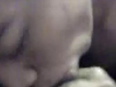 Adolescente excitado em recuperação ver vídeo pornô de desenho